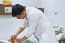 Bóc trọn u tuyến nước bọt mang tai ngăn ngừa biến chứng liệt mặt