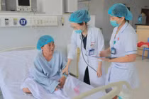 Cuộc đua nghẹt thở cứu bệnh nhân nhiễm 'sát thủ' não mô cầu type B