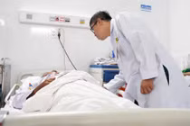 Đau bụng kéo dài không ngờ xương cá đâm xuyên thành đại tràng tạo ổ áp xe gan