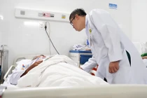 Đau bụng kéo dài không ngờ xương cá đâm xuyên thành đại tràng tạo ổ áp xe gan