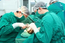 6 giờ hồi sinh ngón cái đứt rời cho chiến sĩ công an