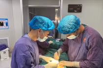 Lấy u tử cung tương đương thai 5 tháng và khối thoát vị bẹn trong 1 lần mổ