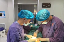 Lấy u tử cung tương đương thai 5 tháng và khối thoát vị bẹn trong 1 lần mổ