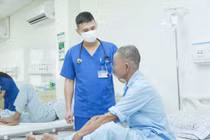 Gục ngã sau 117 nốt ong đốt, người đàn ông được cứu sống ngoạn mục