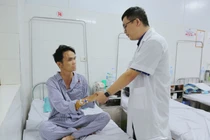 Cắt u tuyến ức khổng lồ, bệnh nhân nhược cơ thoát khỏi nguy kịch