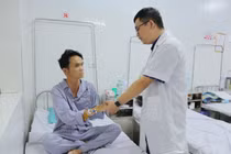 Cắt u tuyến ức khổng lồ, bệnh nhân nhược cơ thoát khỏi nguy kịch