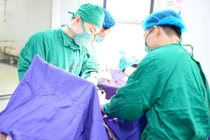 Phẫu thuật lấy 11 khối u xơ phát triển phức tạp, to như thai 5 tháng