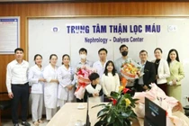 Hai người bệnh suy thận hạnh phúc khi được hồi sinh từ người hiến chết não