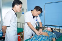 Cứu hai mẹ con sản phụ bong rau non thể nặng