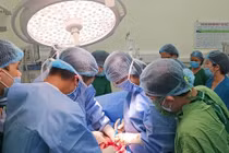 Cứu hai mẹ con sản phụ rau tiền đạo trung tâm kèm rau cài răng lược