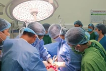 Cứu hai mẹ con sản phụ rau tiền đạo trung tâm kèm rau cài răng lược