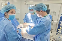 Ngã cầu thang bệnh nhi 2 tuổi dập não, xương rời trong hộp sọ