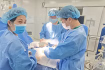 Ngã cầu thang bệnh nhi 2 tuổi dập não, xương rời trong hộp sọ