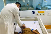 Mệt mỏi, nôn ói 2 trẻ bị ngộ độc hoa sứ