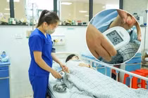 Bỏ tiêm insulin 3 ngày, trẻ 16 tuổi bị tiểu đường biến chứng