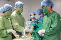 Dẫn lưu màng phổi buồng tử cung cứu thai 32 tuần nguy cơ suy tim, phù thai