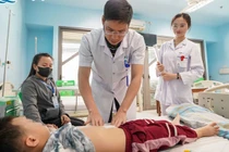 Tiểu buốt trẻ 5 tuổi thủng ruột do nhiều dị vật nam châm trong ổ bụng