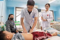 Tiểu buốt trẻ 5 tuổi thủng ruột do nhiều dị vật nam châm trong ổ bụng