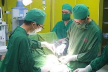 Sưng đau vùng mông không ngờ 2 khối u mỡ khổng lồ