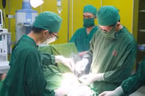 Sưng đau vùng mông không ngờ 2 khối u mỡ khổng lồ