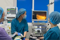 Đau cổ sau ăn cá, trẻ 6 tuổi bị xương cá mắc sau trụ amidan