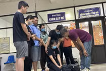  “Nghẹn lòng” hình ảnh người vợ quỳ trước 7 tạng hiến của chồng 