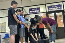  “Nghẹn lòng” hình ảnh người vợ quỳ trước 7 tạng hiến của chồng 