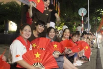 Hàng nghìn người dân tập trung hai bên đường Kim Mã đợi đội diễu binh 