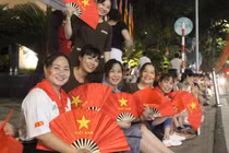 Hàng nghìn người dân tập trung hai bên đường Kim Mã đợi đội diễu binh 