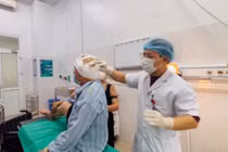 Tin mẹo đắp lá chữa zona thần kinh, cụ ông loét rộng vùng đầu