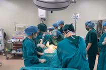 Cứu sản phụ mắc rau tiền đạo trung tâm trên nền mổ lấy thai cũ