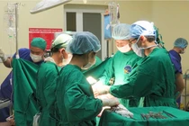 Cứu thanh niên bị dao đâm từ hông lưng xuyên thủng dạ dày