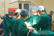 Cứu thanh niên bị dao đâm từ hông lưng xuyên thủng dạ dày