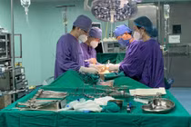 Chữa khỏi u tuyến tiền liệt khổng lồ 600g cho bệnh nhân 83 tuổi