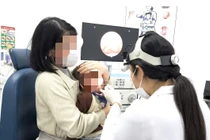 Trẻ sốt, ăn nôn không ngờ ghim tất trong họng