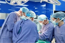 Sốt cao nhiều ngày, cụ bà 95 tuổi nguy kịch do sỏi gây hoại tử túi mật