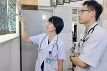 Lấy xương cá mắc trong phổi bệnh nhân hơn 5 tháng