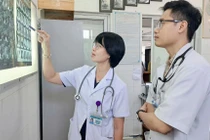 Lấy xương cá mắc trong phổi bệnh nhân hơn 5 tháng