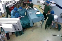 Phẫu thuật tối khẩn cấp cứu 3 mẹ con sản phụ bị sa dây rốn cực nguy hiểm