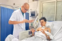 Nghẹt thở cứu nam sinh bị thanh sắt 3m đâm xuyên mặt