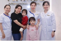 Sốt cao kéo dài đau họng, trẻ bị viêm amidan cấp biến chứng viêm tai giữa mủ