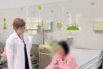 Đắp lá dân gian trị ngứa vùng kín, người phụ nữ bị loét diện rộng