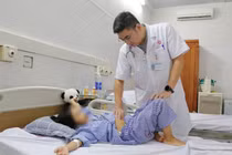 Bé 6 tuổi mang u quái buồng trứng 10cm chứa xương, tóc