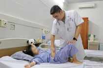 Bé 6 tuổi mang u quái buồng trứng 10cm chứa xương, tóc