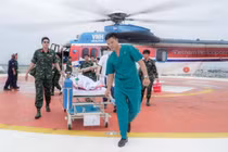 Vượt bão xuyên đêm đưa bệnh nhân vỡ gan... từ đảo về đất liền điều trị