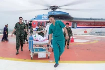 Vượt bão xuyên đêm đưa bệnh nhân vỡ gan... từ đảo về đất liền điều trị