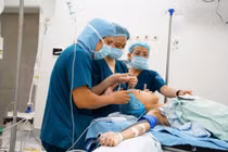 Mẹ hiến thận cứu con 14 tuổi suy thận giai đoạn cuối