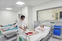 Nối lại cẳng chân đứt lìa cho người phụ nữ bị tai nạn lao động