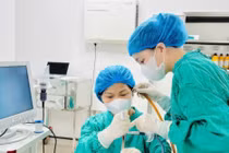 Thủng túi thừa đại tràng, cụ ông 80 tuổi đối mặt nguy cơ tử vong cao