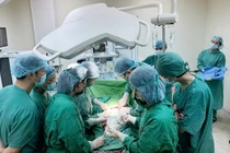 Phẫu thuật cứu sản phụ rau bám eo tử cung ăn sâu vào vết mổ cũ